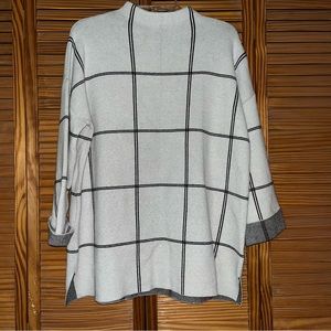 Tahari Long Sleeved Cuff Black and‎ White Sweater Size XL